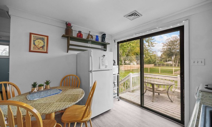 Misquamicut Cottage | Charming 3-bedroom cottage in superb Westerly with WiFi, AC