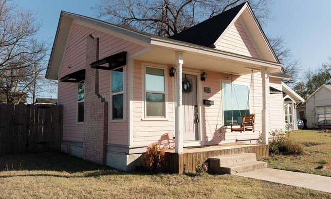Guthrie Cottage | Charming 3-bedroom cottage with WiFi and AC in delightful downtown Guthrie