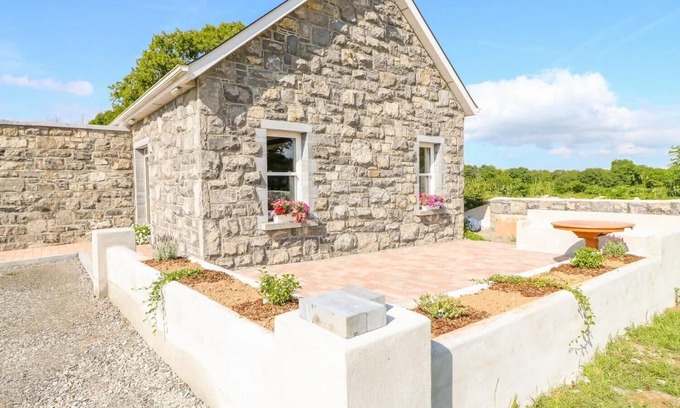 Dromineer Cottage | Charming 3-bedroom cottage in Dromineer, Lough Derg with WiFi