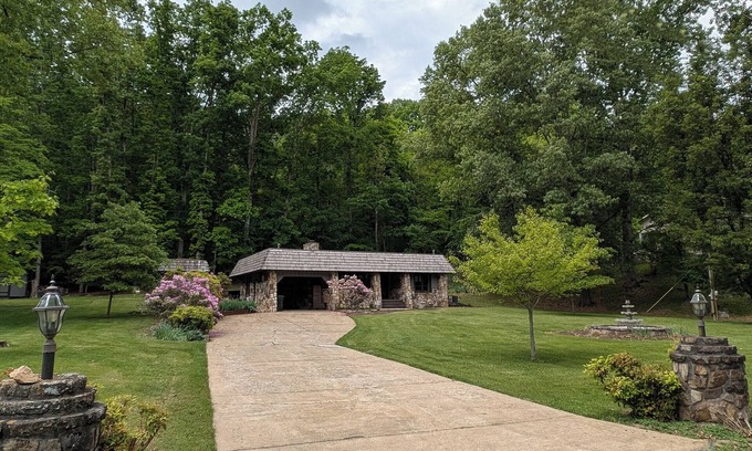 Oak Grove Cottage | Charming 3-bedroom cottage with lake access, dock, WiFi at Boone Lake
