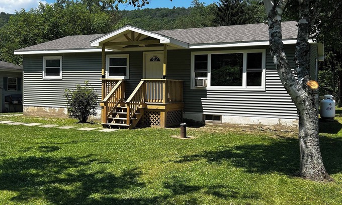 Corning House | Charming 3-bedroom entire house in gorgeous Corning with WiFi