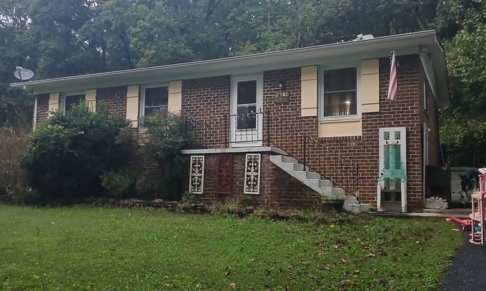 Batesville Other | Charming 3-bedroom farmhouse in cool Crozet with AC, WiFi