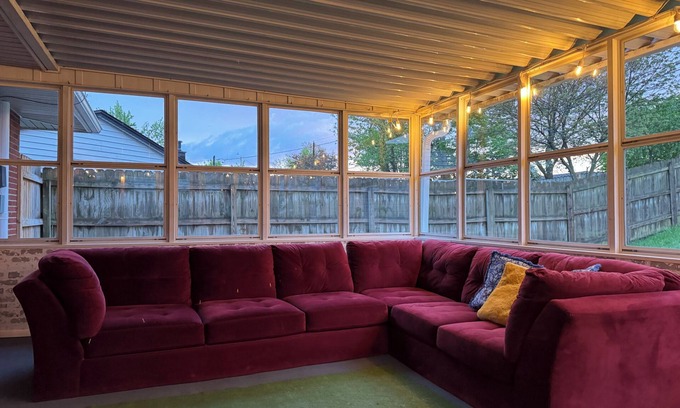 Northridge Other | Charming 3-Bedroom Farmhouse, 10 Mins from Downtown, 10 mins from Airport
