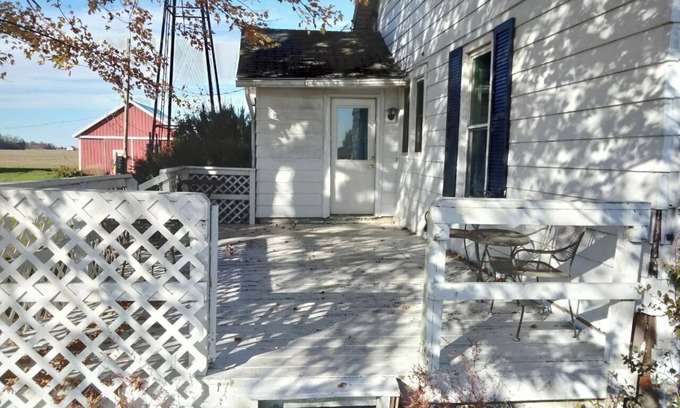 Liberty Center Other | Charming 3-bedroom farmhouse with WiFi, AC in quaint Warren