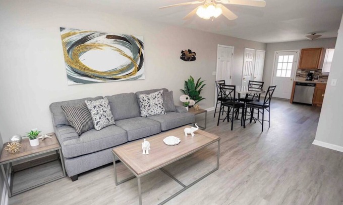 Florence House | Charming 3 Bedroom Florence KY, close to Creation Museum, free wi fi and parking