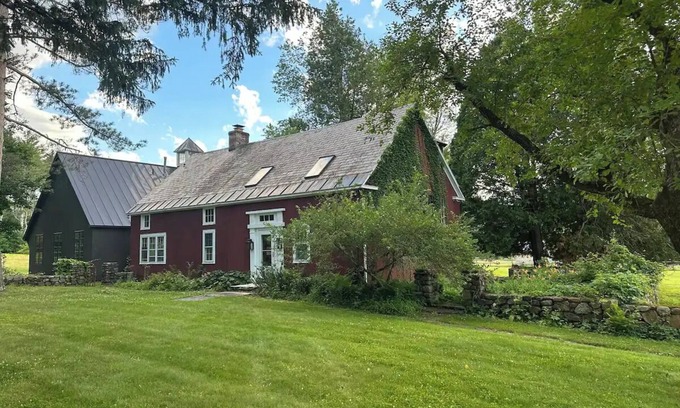 Manchester Center House | Charming 3-bedroom guest house converted from original 1790 Post and Beam Barn.