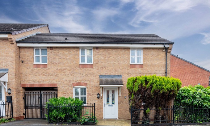 Belle Vue House | Charming 3-Bedroom Home minutes away from Etihad Stadium and Co-op Live Arena.
