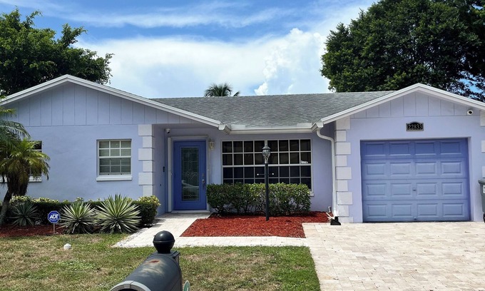 Sandalfoot Cove House | Charming 3-bedroom house with Pool, Washer and Dryer and Garage in Boca Raton