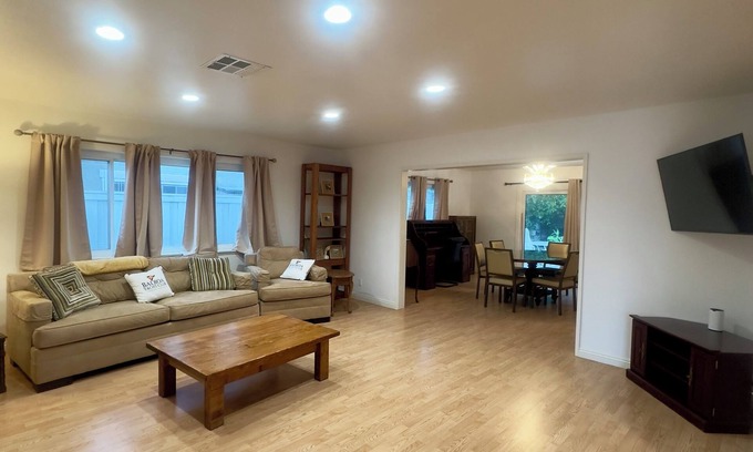 Mesa Verde House | Charming 3-bedroom house in Costa Mesa with AC, WiFi, Everything! 31 day minimum