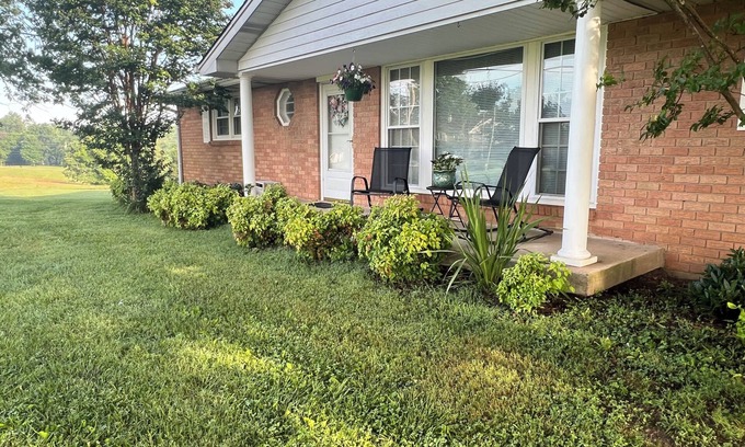 Cottontown House | Charming 3-bedroom house located in Cottontown just 20 miles from Nashville