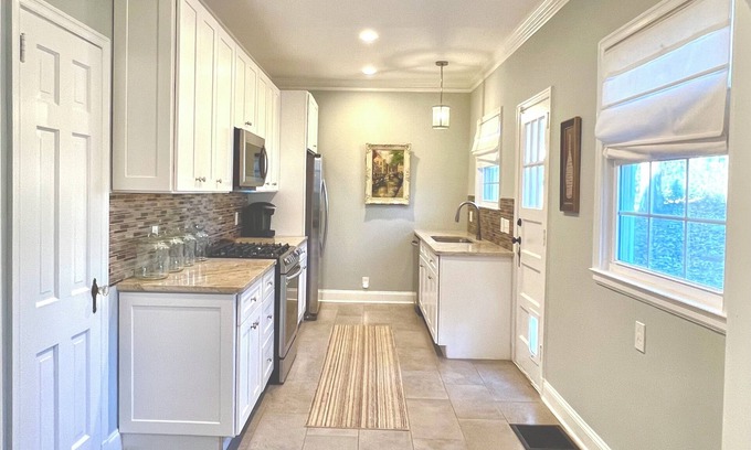 Jefferson Park House | Charming 3-bedroom house with AC and WiFi in enjoyable East Point