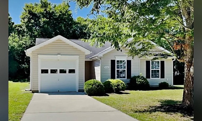 Greensboro House | Charming 3-bedroom house with AC, WiFi in Greensboro