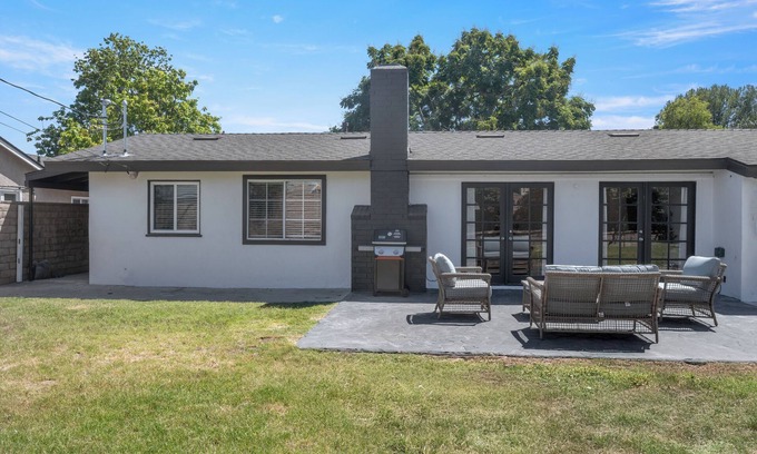 Canoga Park House | Charming 3-bedroom house in marvelous Los Angeles with AC