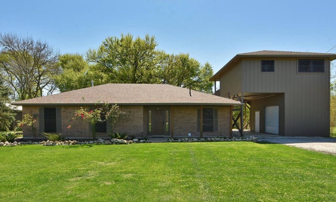 Martindale House | Charming 3-bedroom house on San Marcos River in Martindale
