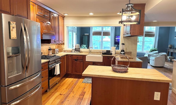 Montgomery House | Charming 3-bedroom house with AC, Pool,fire Pit and more in brilliant Montgomery