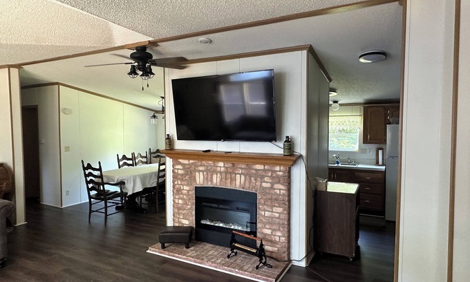 Stitzer House | Charming 3-bedroom house with WiFi, AC in Mount Hope countryside.