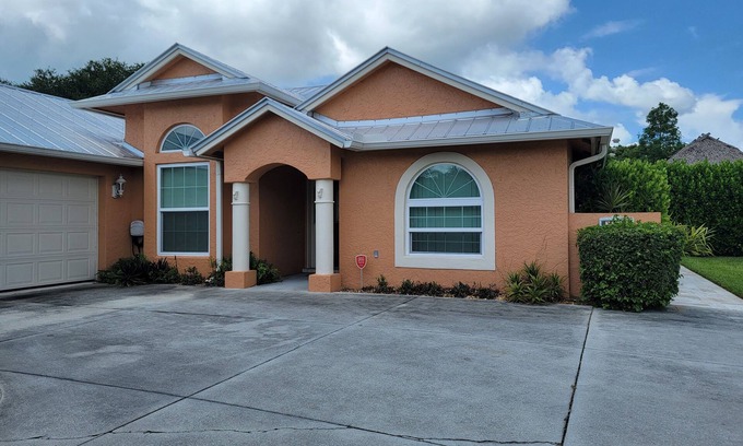 Okeechobee House | Charming 3-bedroom house with pool, outdoor kitchen and access to The Big O!