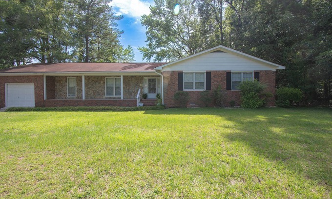 Orangeburg House | Charming 3-bedroom house with Lakeview in Orangeburg