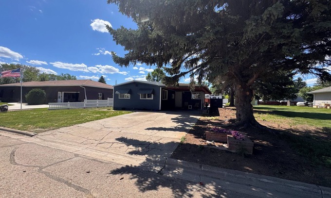 Plentywood House | Charming 3-bedroom house in Plentywood with game room and patio with BBQ.
