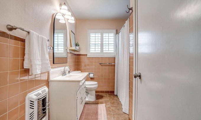 River Oaks House | Charming 3-bedroom home with huge backyard located in the River District.