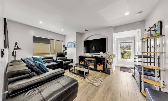 Downtown Sacramento House | Charming 3-bedroom house with AC and WiFi in beautiful Sacramento