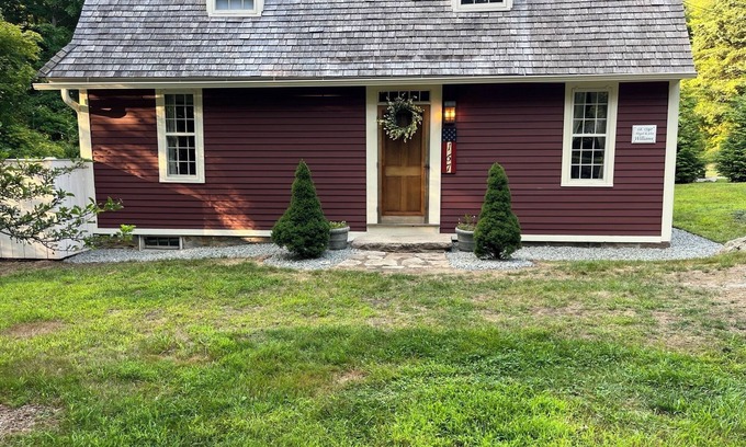 Mystic House | Charming 3-bedroom house in historic Mystic with AC