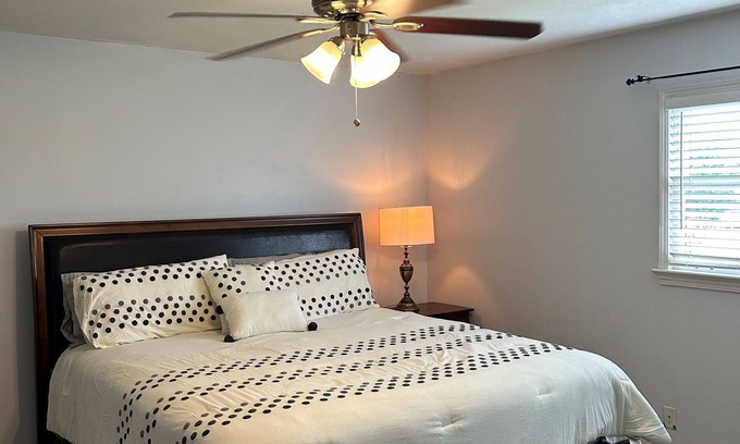 Tuscaloosa House | Charming 3-bedroom house with AC, WiFi in lovely Tuscaloosa-1 mile from campus