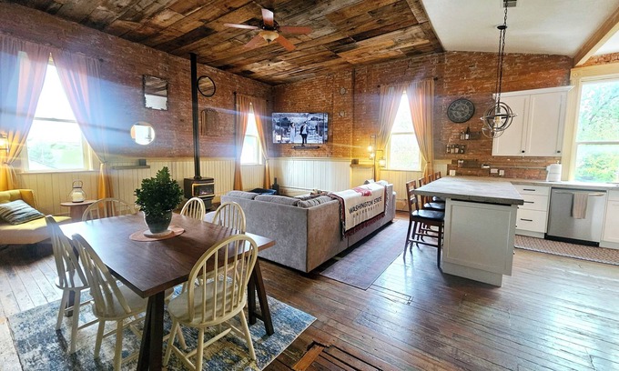 Uniontown House | Charming 3-bedroom historic Brick Loft in Uniontown with WiFi