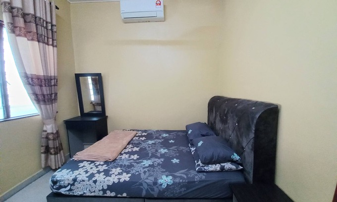 Shah Alam House | Charming 3-bedroom house with WiFi, AC, family-friendly in superb Shah Alam
