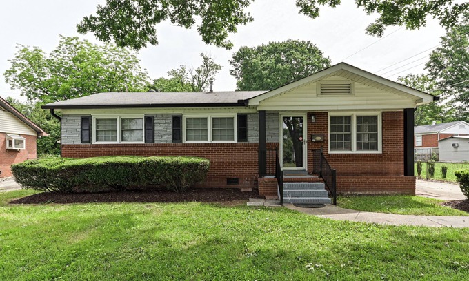 Charlotte House | Charming 3-bedroom house with WiFi and AC in Charlotte
