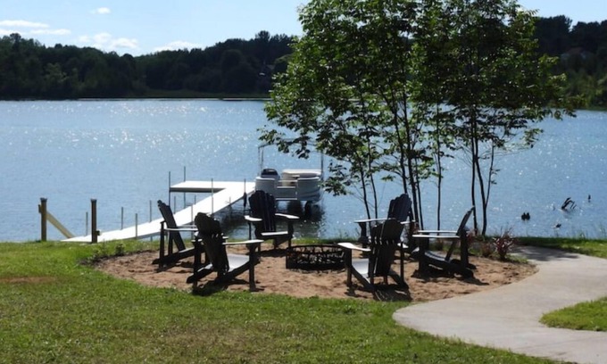 Cheboygan House | Charming 3-bedroom home on the Cheboygan River w/Boat Dock and Kayaks