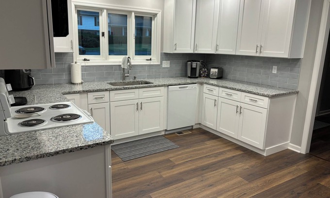 Jamestown House | Charming 3-bedroom house with WiFi and AC in Jamestown