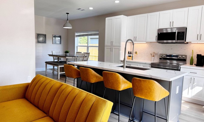 La Marque House | Charming 3-bedroom house in La Marque with AC