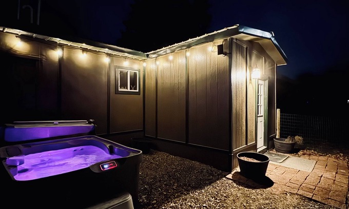 Manhattan House | Charming 3-bedroom house with hot tub in serene Manhattan