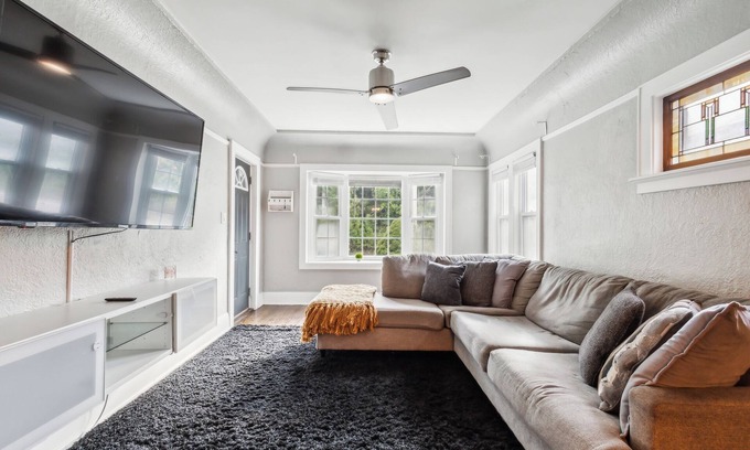 Milwaukee House | Charming 3-bedroom house in delightful Milwaukee with AC, WiFi