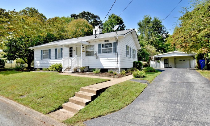 Oak Ridge House | Charming 3 Bedroom house with detached garage.