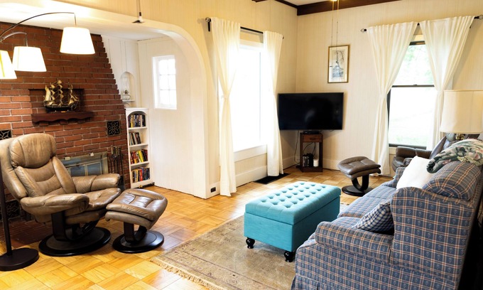 Pentwater House | Charming 3-bedroom house with WiFi, AC in delightful Pentwater