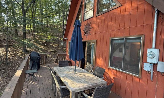 Bushkill House | Charming 3-bedroom house in Saw Creek private Community in the Poconos.