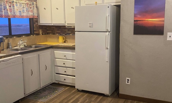 Tucumcari House | Charming 3-bedroom house with WiFi, AC near ArtCity. Safe & quiet country view.
