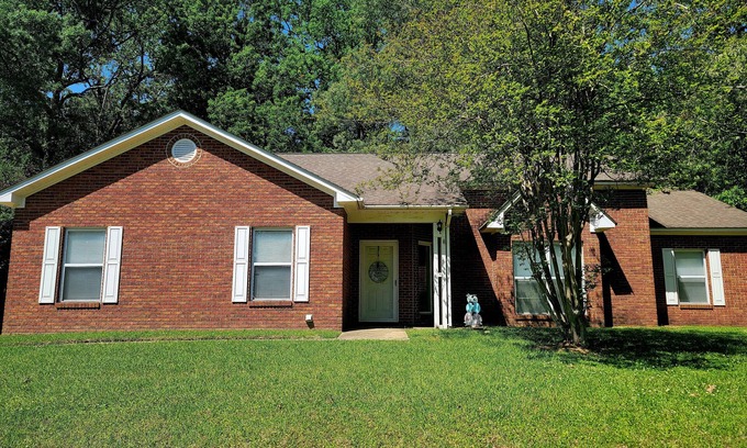 Vicksburg House | Charming 3-bedroom house with AC, WiFi, and great neighborhood in Vicksburg, MS