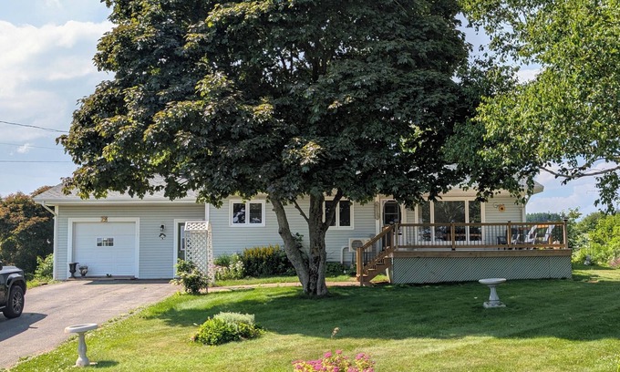 Hampton House | Charming 3-bedroom Home w/WiFi, AC in Adorable Hampton-Victoria by the Sea