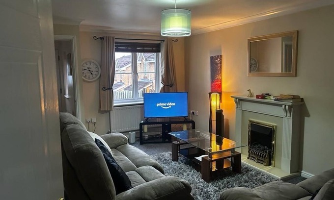 Oldbury House | Charming 3 Bedroom Home with Private Garden & 2 Toilets