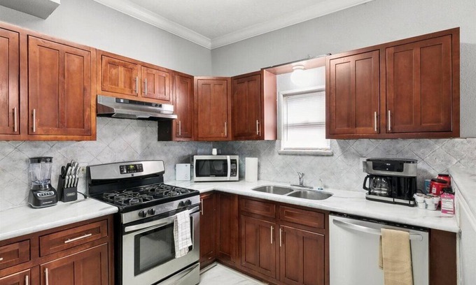 Groves House | Charming 3-Bedroom Home in Groves