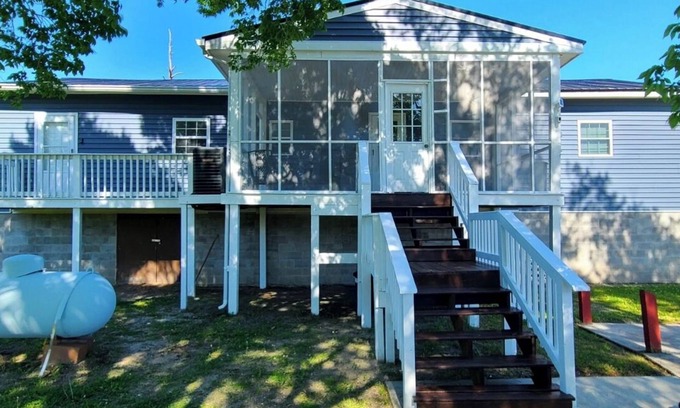 Beaufort House | Charming 3-bedroom house with quick access to the beach WiFi, AC in Beaufort, NC