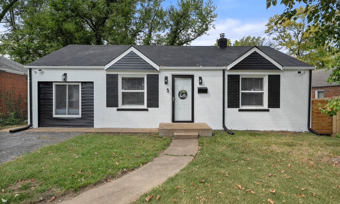 Airport Township House | Charming 3-bedroom house in St. Louis