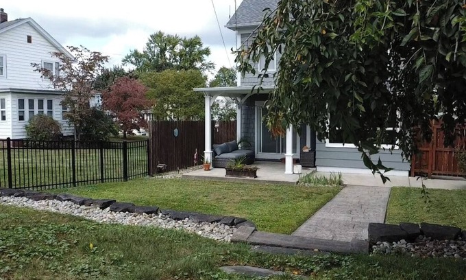 Brewster House | Charming 3-bedroom house with AC, fitness equipment, WiFi in brilliant Brewster