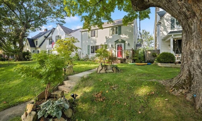 Westgate House | Charming 3 Bedroom House in a Quiet Neighborhood