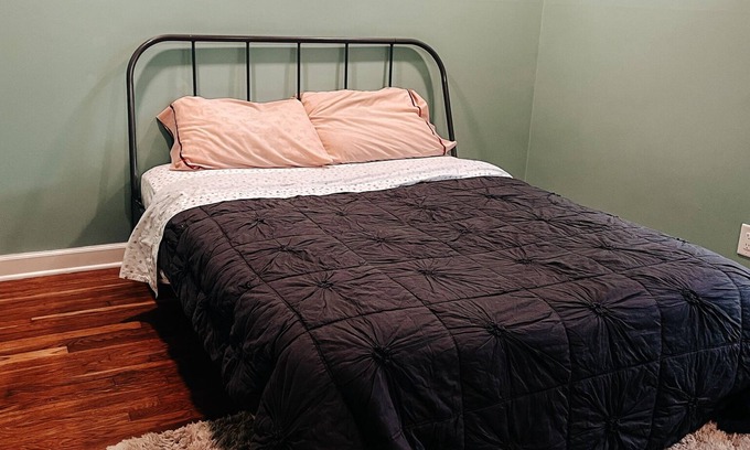 Columbus House | Charming 3-bedroom house with large kitchen, centrally located in Columbus