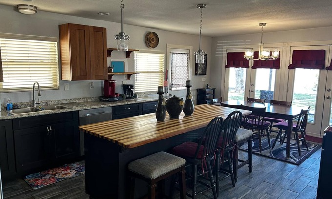 Dennis House | Charming 3-bedroom house with WiFi and a relaxing back porch on Lake Granbury
