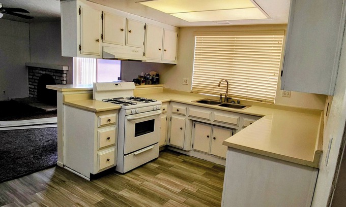 Hesperia House | Charming 3-bedroom house with WiFi and AC in Hesperia